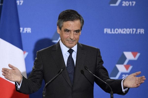 Cựu Thủ tướng François Fillon mới đây cũng dính vào bê bối tạo việc làm giả cho vợ. (Nguồn: AFP)
