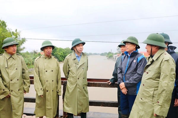 Bí thư Tỉnh ủy Ninh Bình, ông Trương Quốc Huy (thứ 3 từ trái sang), kiểm tra tại điểm Cống Lạc Thiện 1, Km70+198, đê Hữu Đáy, thuộc địa bàn xã Quang Thiện.