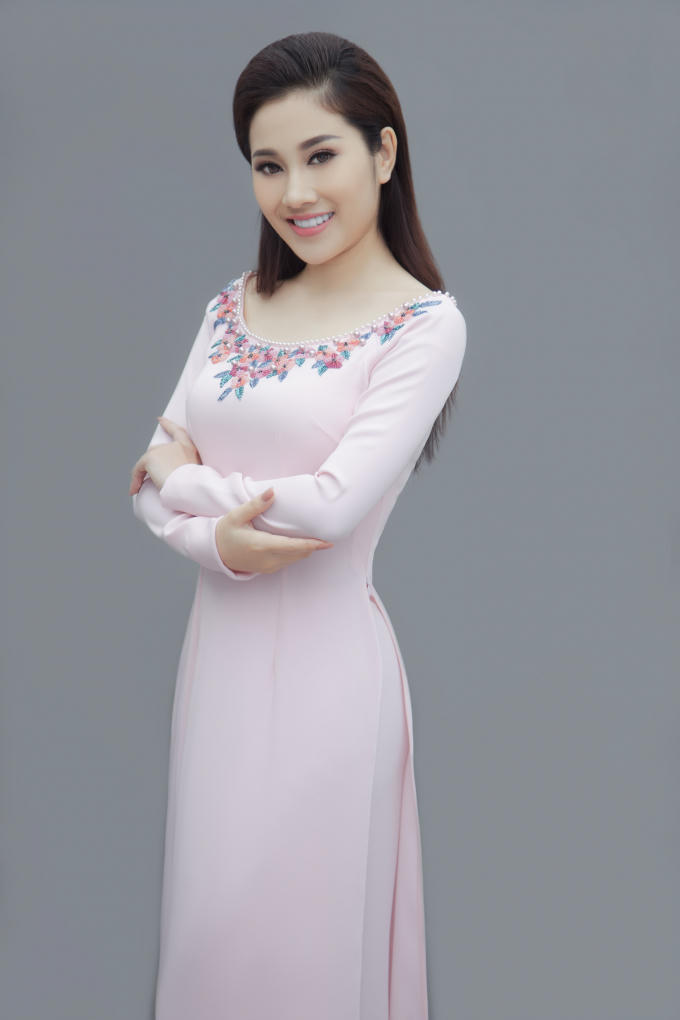 Ngọc nữ Bolero Tố My khoe đường cong quyến rũ trong những t&agrave; &aacute;o d&agrave;i nền n&atilde;