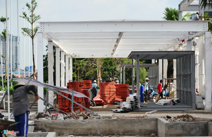 Sau khoảng 1 tháng xây dựng, hiện bến buýt sông này vẫn còn khá ngỗn ngang với nhiều hạng mục đang được gấp rút thi công như mái che, nhà chờ...