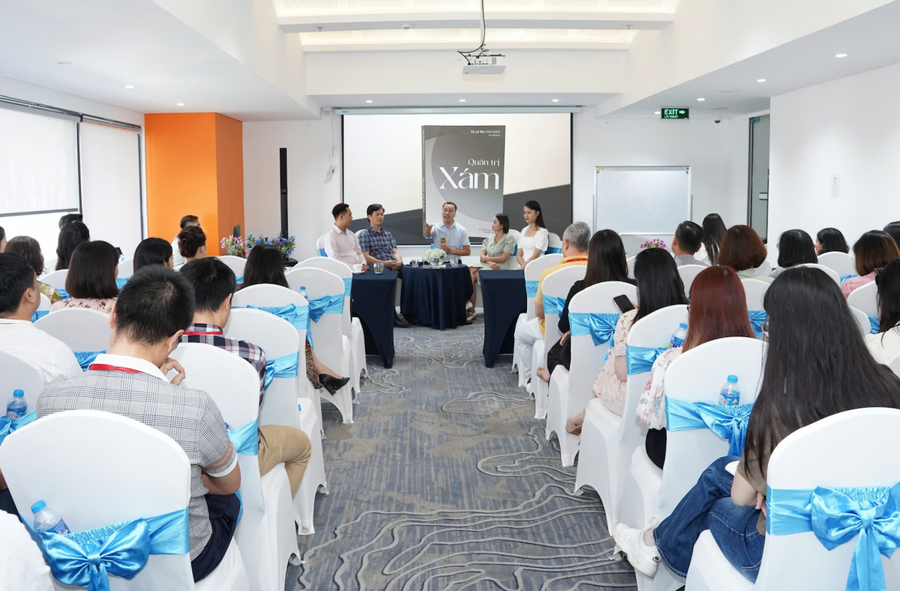 TS Lê Tân và các cộng sự trong buổi ra mắt cuốn sách “Quản trị Xám” diễn ra ngày 28/9 vừa qua.