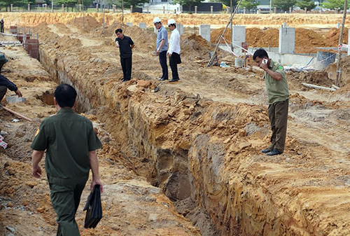 Cơ quan chức năng khám nghiệm hiện trường, điều tra nguyên nhân. Ảnh: Nguyệt Triều.