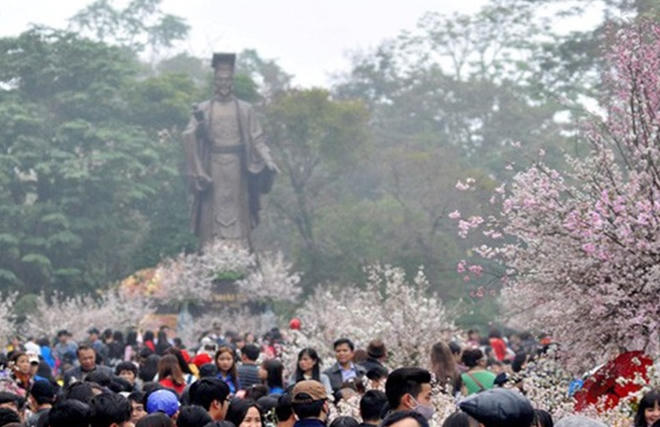 Trưng b&agrave;y hoa anh đ&agrave;o b&ecirc;n Hồ Ho&agrave;n Kiếm lu&ocirc;n thu h&uacute;t đ&ocirc;ng đảo người d&acirc;n v&agrave; du kh&aacute;ch đến thủ đ&ocirc; H&agrave; Nội.