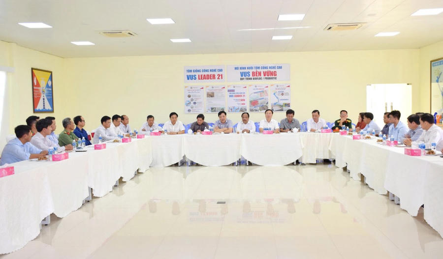 Lãnh đạo tỉnh Cà Mau làm việc với Tập đoàn Việt - Úc về tình hình sản xuất con giống, nuôi tôm công nghệ cao.