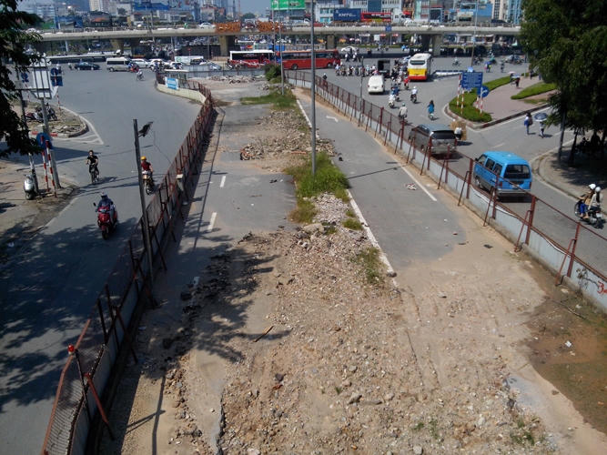 Công trình vắng bóng công nhân