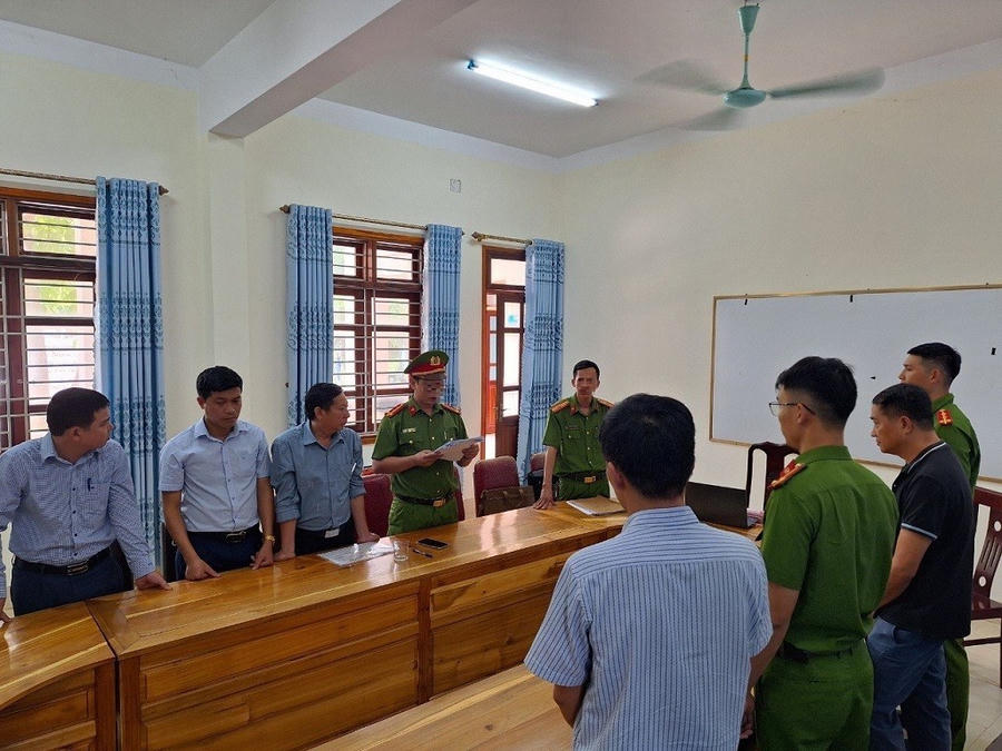 Tống đạt quyết định khởi tố vụ án, khởi tố bị can và ra lệnh bắt tạm giam đối với Phạm Mạnh Hùng và Trương Xuân Cường - Ảnh Công an tỉnh Nghệ An.
