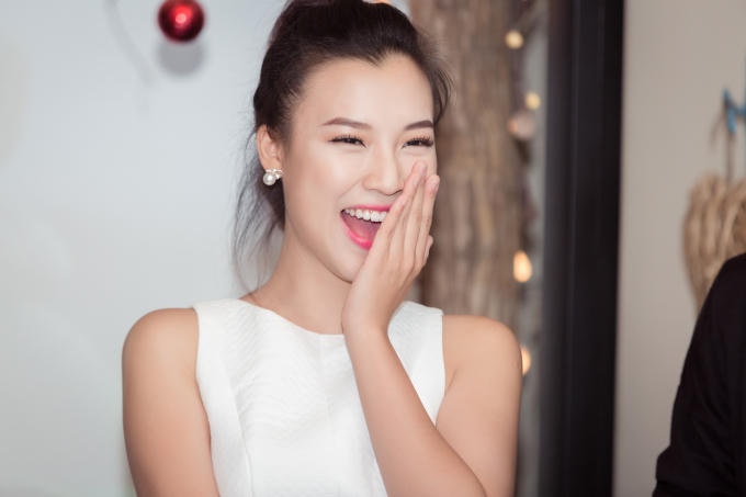 Huỳnh Anh t&igrave;nh tứ nắm tay Ho&agrave;ng Oanh đến buổi họp fan