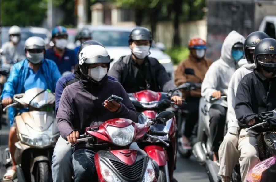 Sử dụng điện thoại khi điều khiển phương tiện đang di chuyển sẽ bị xử phạt .