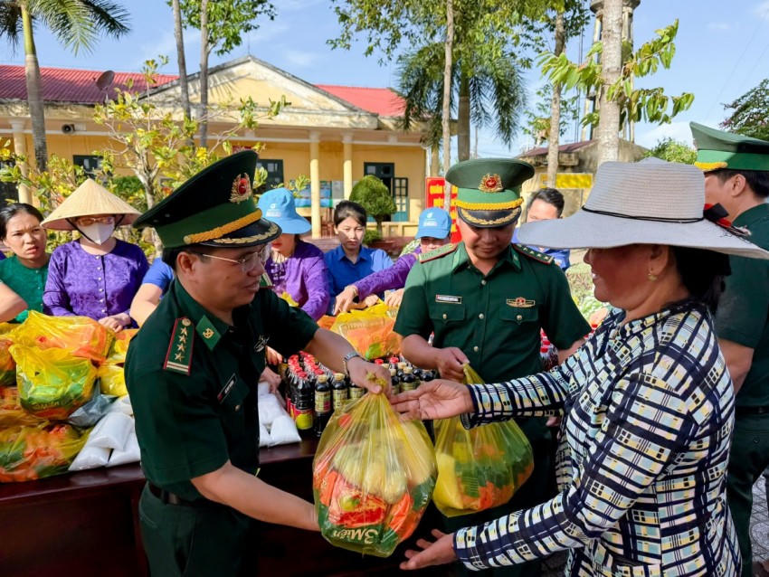 Đại tá Hà Huy Trường - Phó chính ủy BĐBP TP Cần Thơ trao tặng quà cho các hộ gia đình có hoàn cảnh khó khăn tại gian hàng 0 đồng.