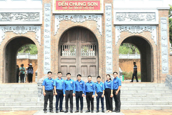 Tại chuyến đi ý nghĩa này, Đoàn công tác đã dâng hương lên Chủ tịch Hồ Chí Minh tại Khu di tích lịch sử Quốc gia đặc biệt Nam Đàn và Đền Chung Sơn, tại làng Sen, xã Kim Liên, huyện Nam Đàn, tỉnh Nghệ An.