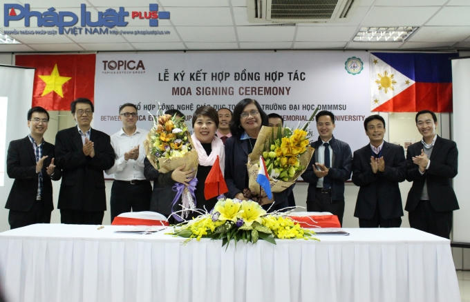 Bà Đặng Mỹ Châu ký kết hợp tác với đại diện trường Đại học DMMMSU. (Ảnh: Đức Biên)
