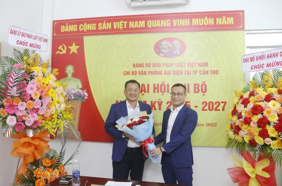 Đồng chí Trần Ngọc Hà - Đảng uỷ viên, Phó Tổng Biên tập Báo Pháp luật Việt Nam, chúc mừng Đồng chí Trần Phong Trần đắc cử Bí thư Chi bộ Văn phòng Đại diện tại TP. Cần Thơ nhiệm kỳ 2025 - 2027.