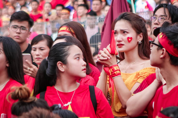 Hoa hậu Hoàn vũ 2015 Nguyễn Ngọc Nữ (áo vàng) cũng có mặt.