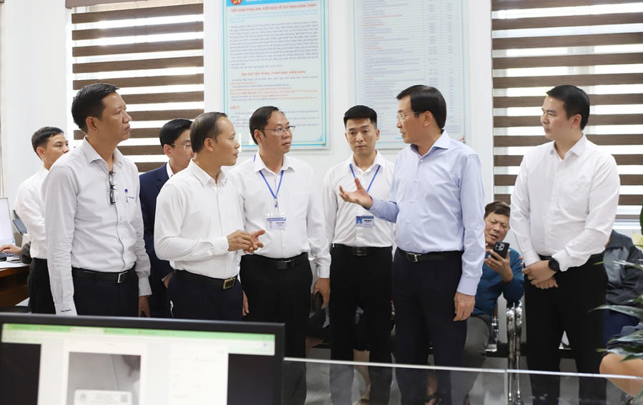 Ông Trần Văn Sơn, Bộ trưởng, Chủ nhiệm Văn phòng Chính phủ và ông Mai Sơn, Phó Chủ tịch Thường trực UBND tỉnh Bắc Ninh cùng Đoàn công tác thăm Trung tâm Phục vụ hành chính công phường Bắc Giang.