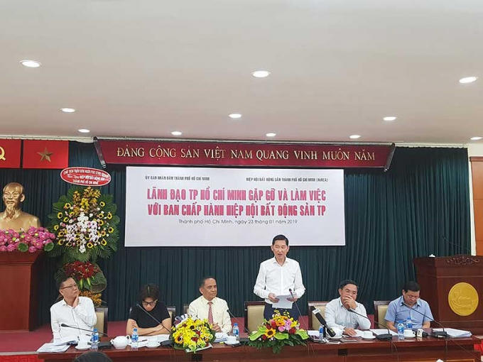 Ông Trần Vĩnh Tuyến, Phó Chủ tịch UBND TP.HCM, giải đáp thắc mắc của doanh nghiệp.