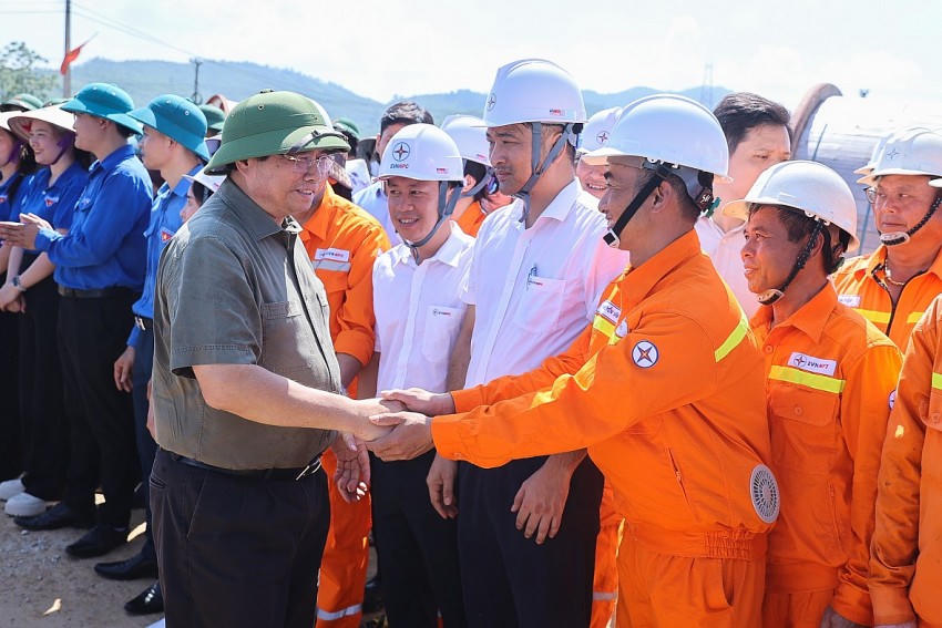Thủ tướng Chính phủ Phạm Minh Chính biểu dương tinh thần chủ động, quyết tâm cao nhất, quyết liệt hoàn thành nhiệm vụ được giao của các địa phương và các lực lượng tham gia dự án - Ảnh: VGP