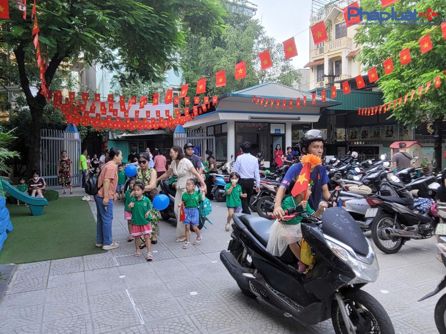 Cha mẹ các con tới trường từ sớm, để chào đón Lễ khai giảng năm học mới.