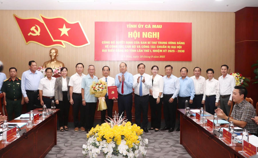 Thừa ủy quyền Ban Bí thư Trung ương Đảng, ông Nguyễn Hồ Hải - Bí thư Tỉnh ủy Cà Mau đã trao Quyết định cùng lãnh đạo tỉnh chúc mừng ông Hồ Thanh Thủy được tín nhiệm giao trọng trách mới.