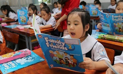 Nhiều phụ huynh lo lắng việc trước nay cho các con học giáo trình làm quen tiếng Anh sẽ khiến các con nhàm chán khi phải học lại những kiến thức đó ở sách giáo khoa. Ảnh minh họa: Internet.