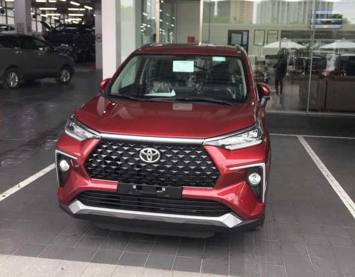 Toyota Veloz vừa ra mắt, đại lý đã đánh tiếng bán bia kèm lạc.