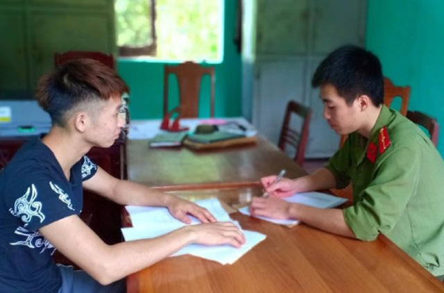 Lực lượng chức năng tiến hành lấy lời khai của một trong hai đối tượng tung tin đồn thất thiệt.