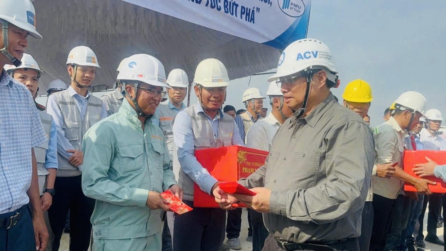 Thủ tướng Phạm Minh Chính động viên tinh thần công nhân thi công cầu Nhơn Trạch chiều mùng 4 Tết.