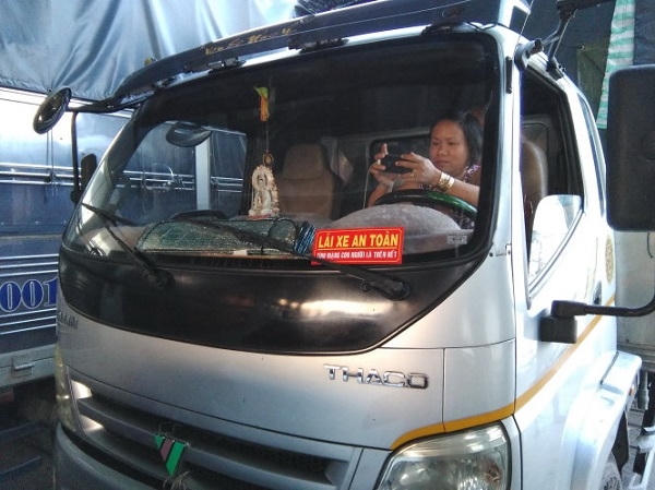 Khẩu hiệu "Lái xe an toàn, tính mạng con người là trên hết" được dán trên một số xe tải. Ảnh: Internet