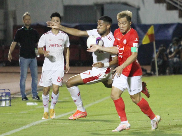 Hàng tấn công của đội khách liên tục làm khổ hàng phòng ngự đội chủ nhà.