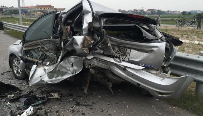 Chiếc xe Ford biến dạng hoàn toàn sau vụ tai nạn.