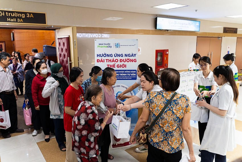 Nhiều phần quà đã được trao tận tay bệnh nhân.
