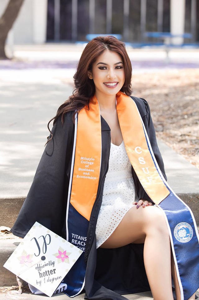 Jacqueline năm nay 26 tuổi, cô có nụ cười tỏa sáng khá giống chị mình nhưng nét đẹp lại rất khác biệt. Nếu như cô chị Jennifer Phạm có gương mặt bầu bĩnh, dịu dàng rất Á Đông thì cô em gái Jacqueline lại có sống mũi cao, miệng rộng.