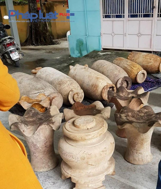 Các sản phẩm gỗ nghiến đã bị cũ rích ẩm mốc và biến dạng.