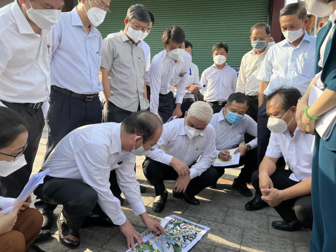 Lãnh đạo tỉnh khảo sát dự án mở rộng Quốc lộ 13 và xây dựng hầm chui tại ngã năm Phước Kiến, ngã tư Chợ Đình.