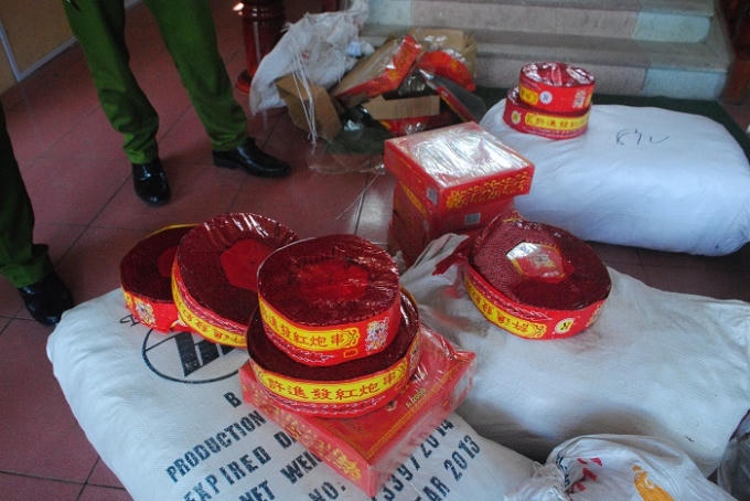 Nghệ An: Thu giữ hơn 400kg ph&aacute;o c&aacute;c loại