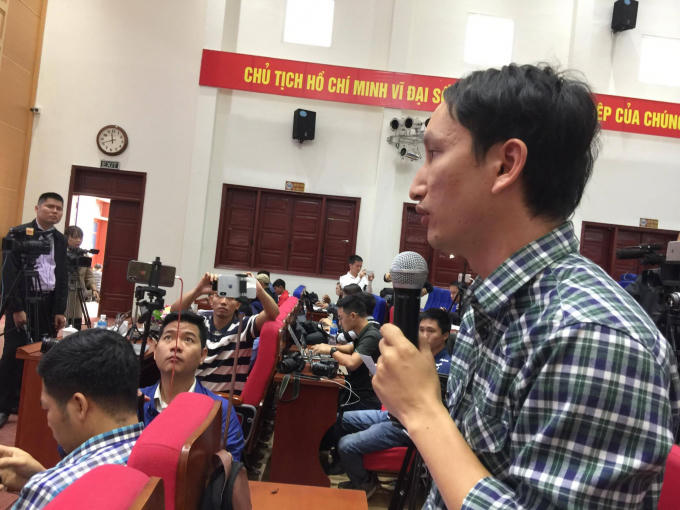 PV Báo điện tử Tri Thức trẻ đặt câu hỏi.