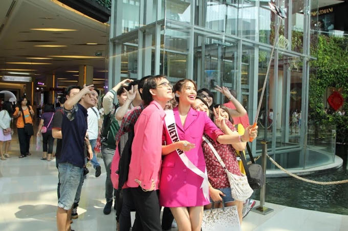 Fan hâm mộ Thái Lan chụp ảnh kỷ niệm với Phạm Hương