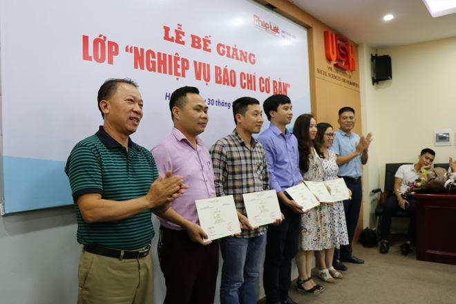 Các cán bộ, phóng viên báo PLVN nhận chứng chỉ tại buổi lễ.