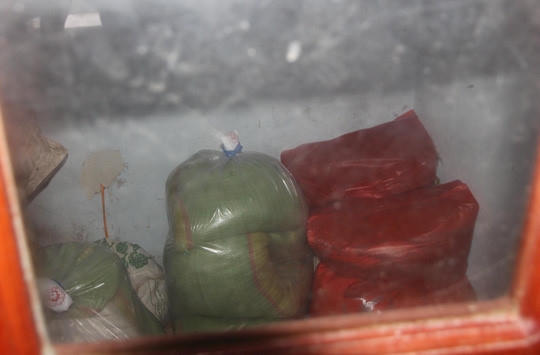 Số gạo từ thiện bị thu hồi, niêm phong tại UBND xã Phước Trà.