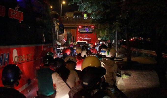 Đến hơn 8h, nhiều tuyến đường vẫn bị ùn tắc do lượng phương tiện xe khách hoạt động hết công xuất để đưa đón hành khách.