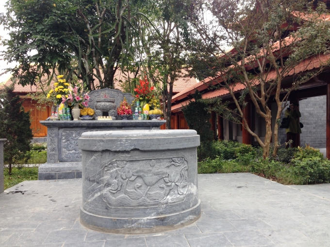 Giếng để khách thập phương rửa đồ lễ, cũng được đúc bằng đá và hoa văn tinh xảo.