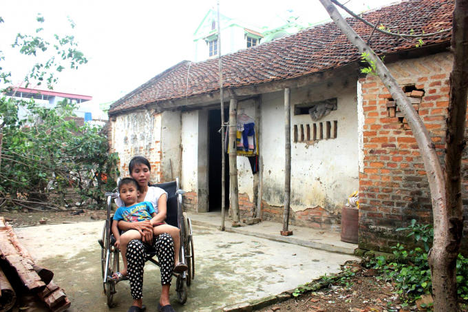 Ngôi nhà lụp xụp nơi chị Huyền và con đang sinh sống.