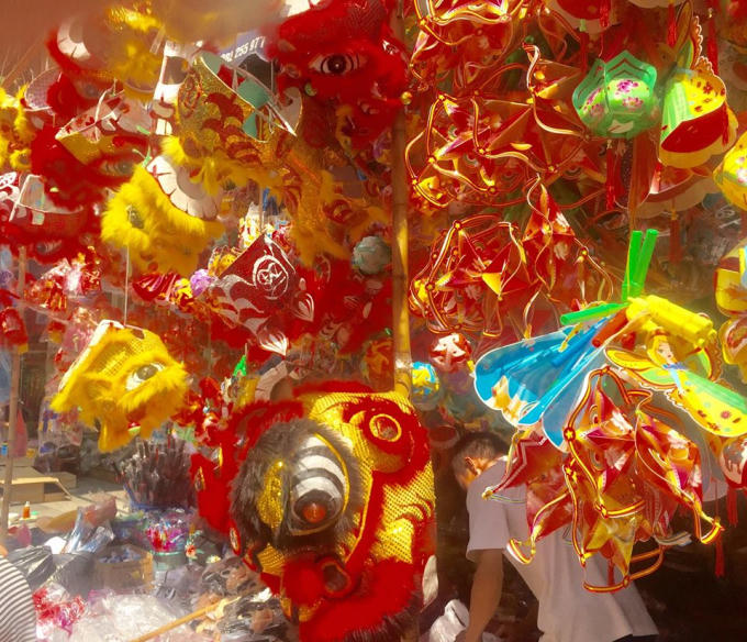 Hà Nội: Phố Hàng Mã nhộn nhịp người mua sắm đồ chơi trước ngày Trung thu