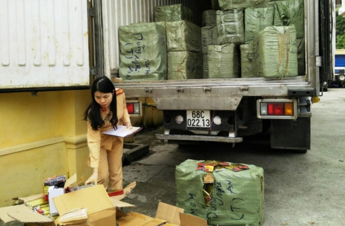 Lực lượng chức năng đang kiểm tra số pháo bị bắt giữ.