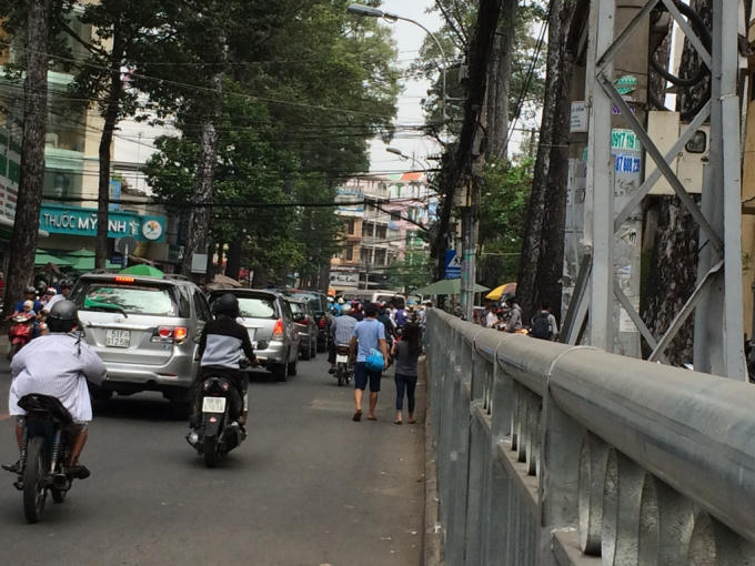 Nhiều người mạo hiểm đi bộ dưới lòng đường chứ không chọn lối đi trong "mê cung" rào sắt.