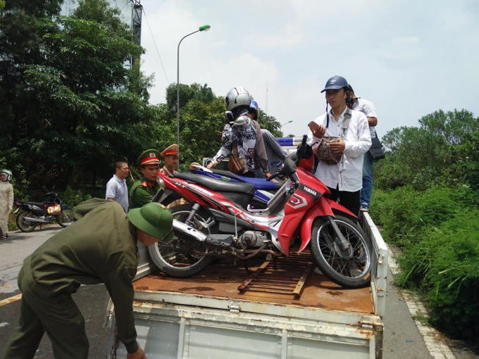 Các phương tiên phải nhờ đến sự trợ giúp của xe chuyên dụng của CSGT.