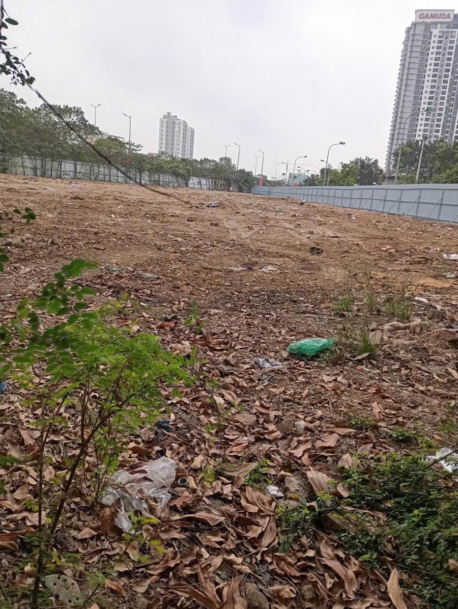 Bãi đất trống sau khi máy móc siêu trọng của Công ty TNHH CP Hùng Hán di dời