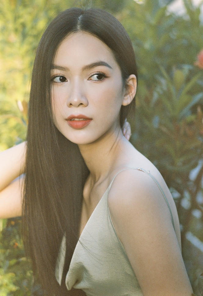 Nước ảnh cũ khiến Phương Quỳnh trở nên dịu dàng, thơ mộng hơn. 