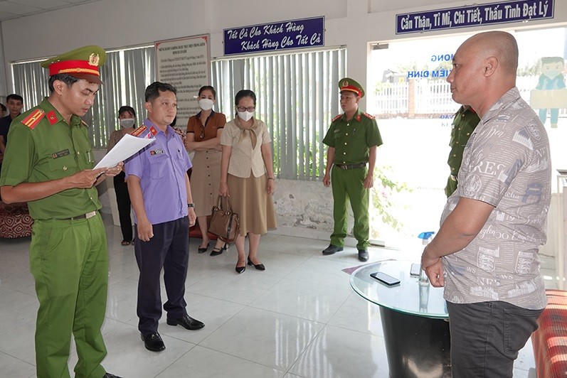 Cơ quan Cảnh sát điều tra Công an tỉnh đọc lệnh khám xét tại Trung tâm đăng kiểm xe cơ giới 86-02D. (Ảnh: Công an tỉnh Bình Thuận)