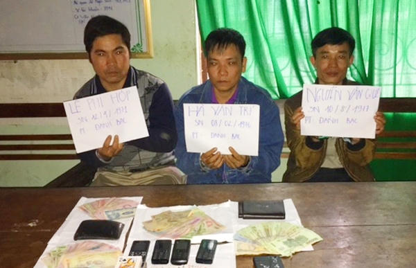 Ba đối tượng Hợp, Trí, Quế và tang vật bị thu giữ.