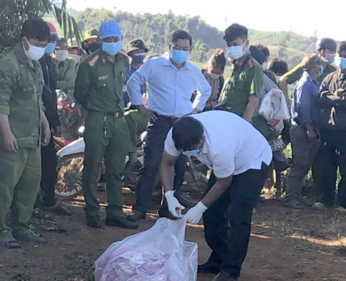 Hiện trường  phát hiện thi thể bà nội của hai cháu bé chết bất thường dưới hồ nước. (Ảnh: P.T).